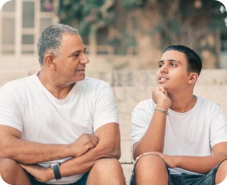 صورة لأب ومراهق